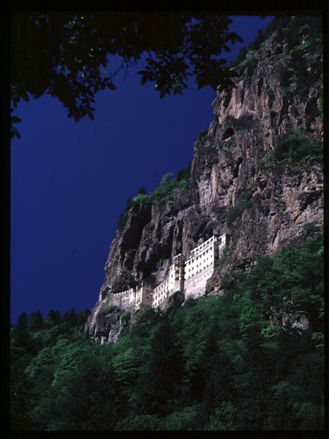 Sumela%20Monastery%20-%20Trabzon,%20Turkey.jpg (57406 bytes)